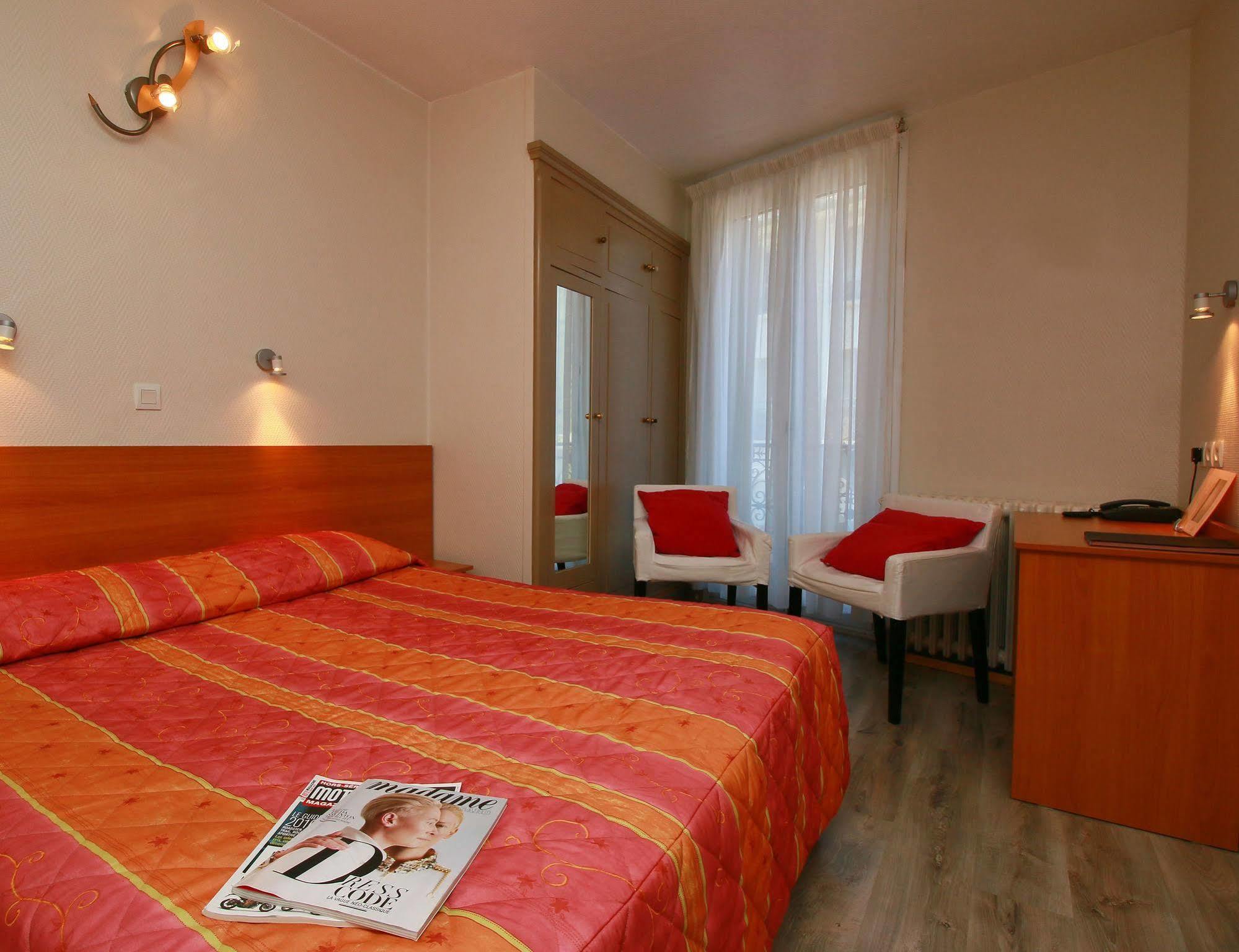 Hotel Panoramic Bagneres-de-Luchon Bagian luar foto