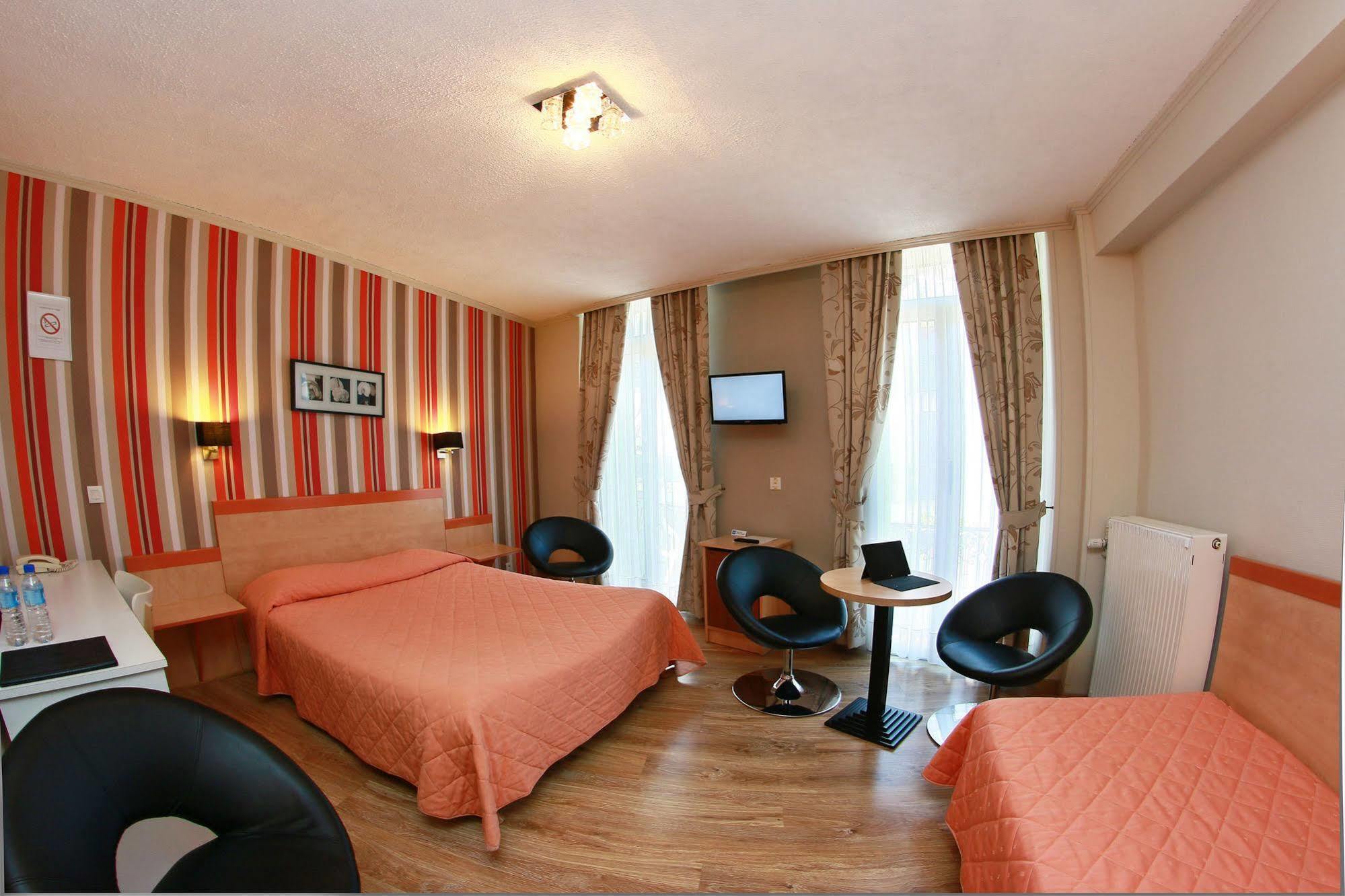 Hotel Panoramic Bagneres-de-Luchon Bagian luar foto